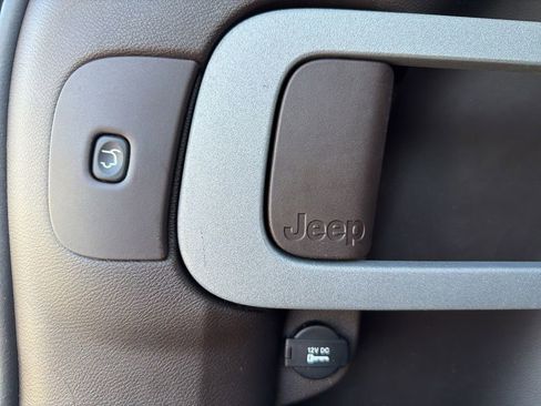 Used 2018 Jeep Cherokee Overland w/ Technology Group AWD/4WD image 9