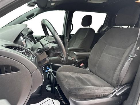 Used 2017 Dodge Grand Caravan SE FWD image 38