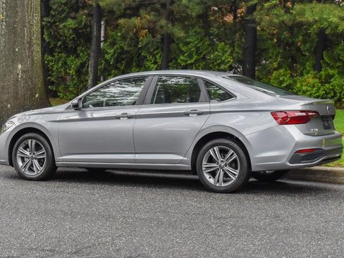 Used 2024 Volkswagen Jetta SE FWD image 6