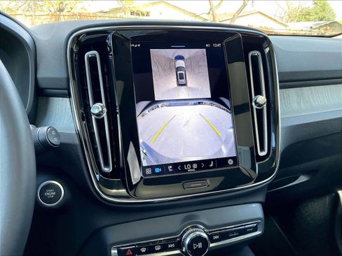 Used 2025 Volvo XC40 B5 Plus image 23