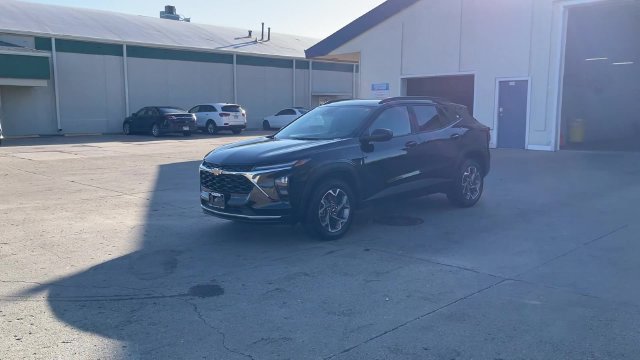 Used 2025 Chevrolet Trax LT FWD image 4