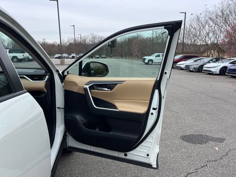 Used 2021 Toyota RAV4 XLE Premium image 32