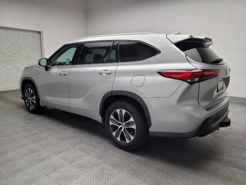 Used 2022 Toyota Highlander XLE image 3