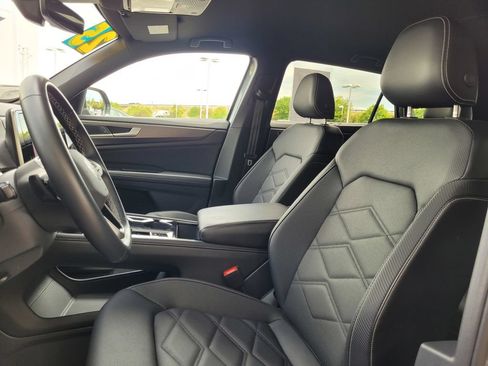 Used 2025 Volkswagen Atlas Cross Sport SE FWD image 12