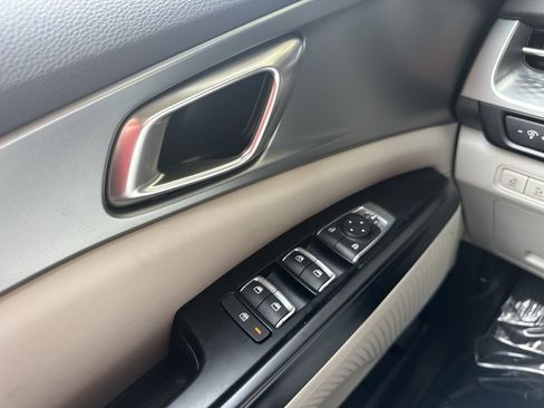 Used 2024 Kia Carnival LX image 30