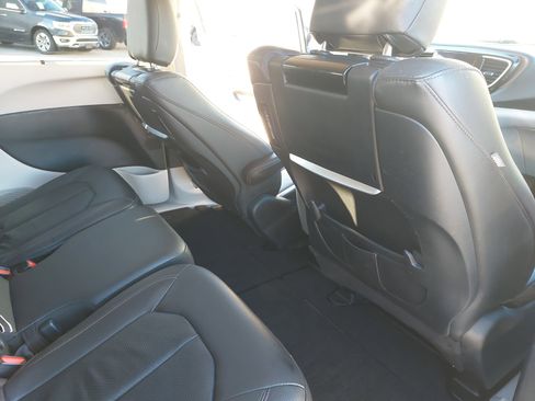 Used 2019 Chrysler Pacifica Touring-L Plus w/ Advanced Safetytec Group image 12