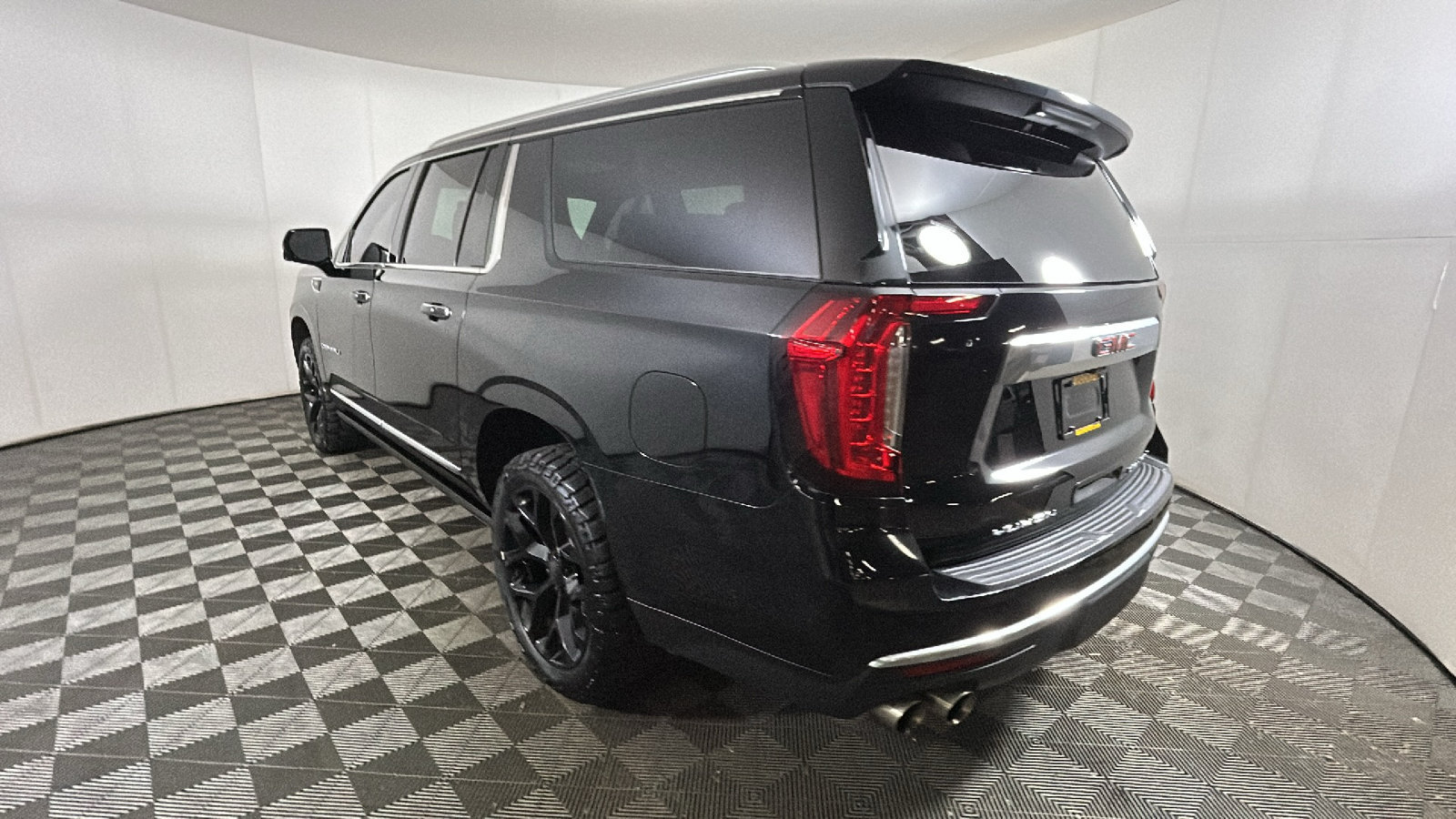 Used 2024 GMC Yukon XL Denali w/ Denali Reserve Package AWD/4WD image 5