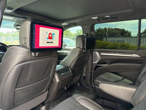 Used 2025 Cadillac Escalade ESV V AWD/4WD image 5