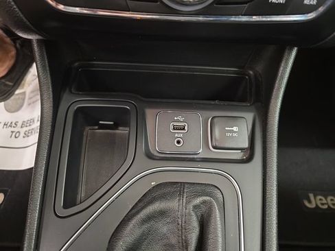 Used 2019 Jeep Cherokee Latitude Plus FWD image 24