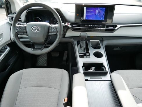 Used 2025 Toyota Sienna LE image 14