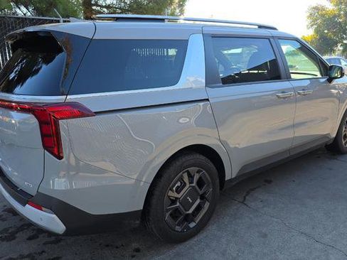 Used 2025 Kia Carnival EX image 3
