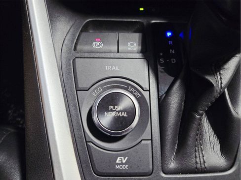 Used 2022 Toyota RAV4 XLE Premium AWD/4WD image 25
