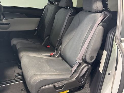 Used 2022 Kia Carnival LX image 21