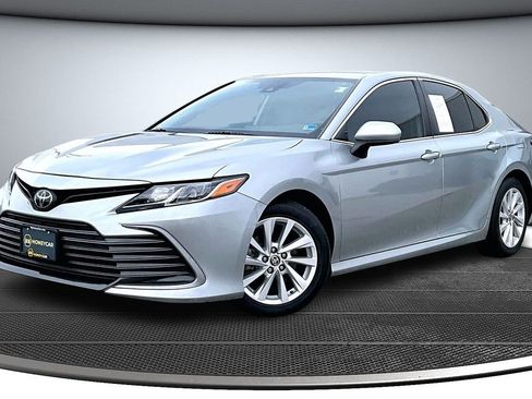 Used 2021 Toyota Camry LE image 3