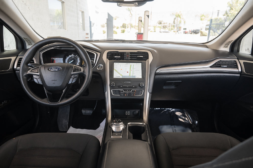 Used 2020 Ford Fusion SE FWD image 23