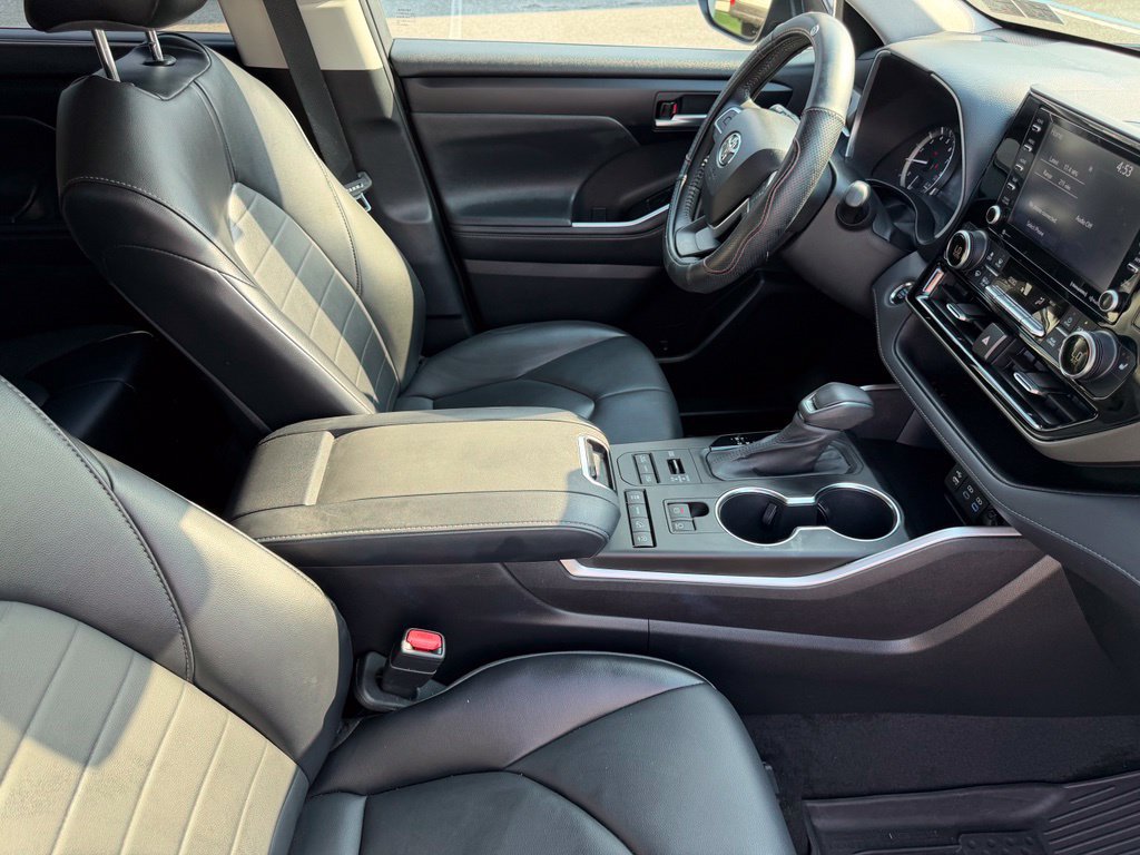 Used 2022 Toyota Highlander XLE AWD/4WD image 17