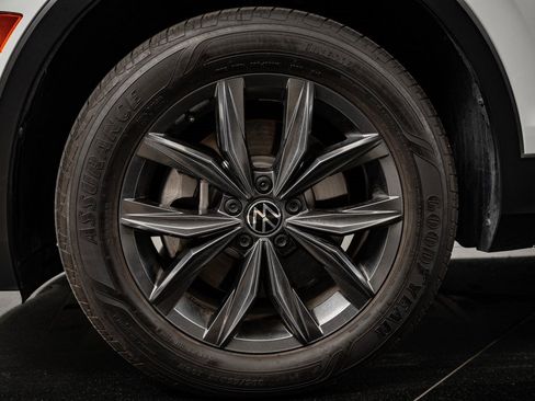 Used 2023 Volkswagen Tiguan SE w/ Panoramic Sunroof Package image 13