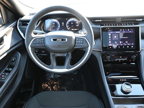 New 2025 Jeep Grand Cherokee L Laredo image 16