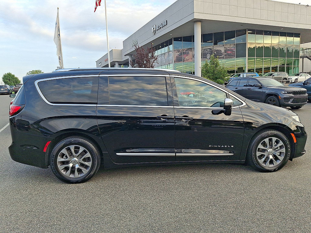 Used 2025 Chrysler Pacifica Pinnacle FWD image 32