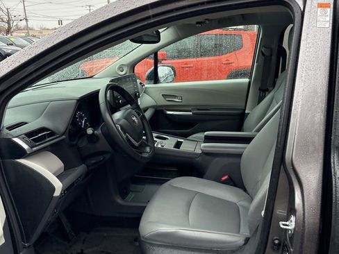 Used 2023 Toyota Sienna XLE image 14