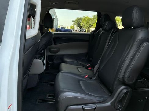 Used 2026 Kia Carnival FWD image 12