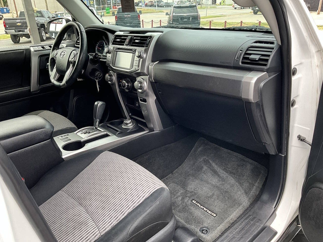 Used 2015 Toyota 4Runner SR5 w/ Four Season Floor Mat Package AWD/4WD image 31