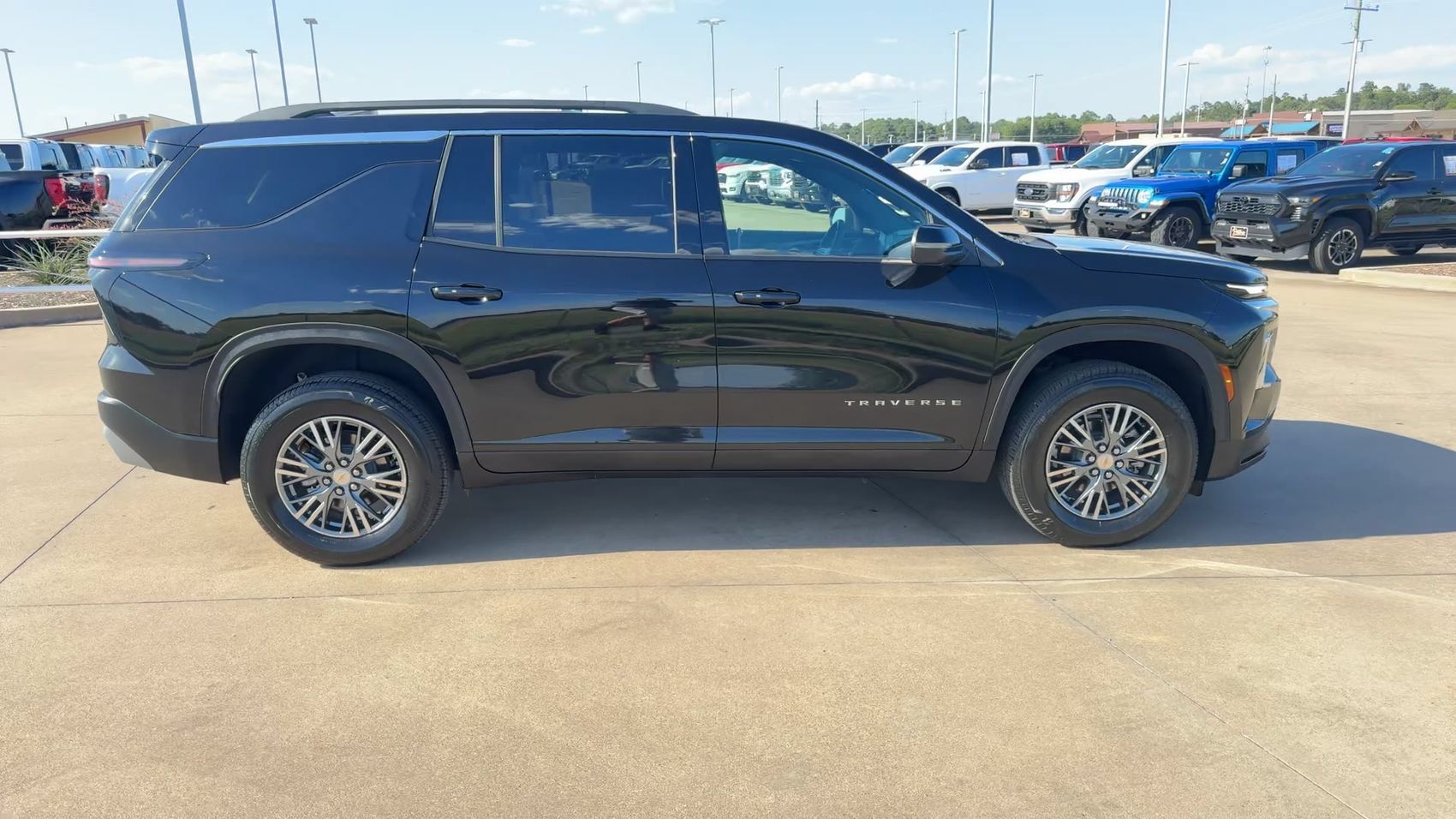 Used 2026 Chevrolet Traverse LT AWD/4WD image 2