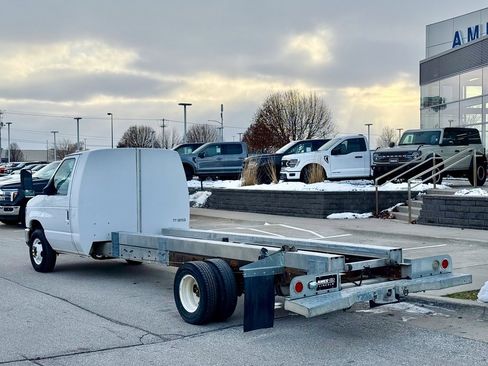 Used 2011 Ford E-450 and Econoline 450 Super Duty image 3