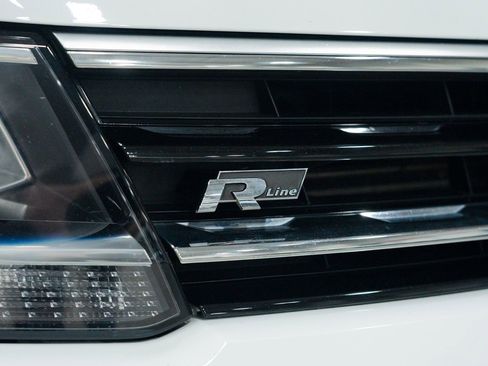 Used 2020 Volkswagen Tiguan SE R-Line w/ 3rd Row Seat Package image 13