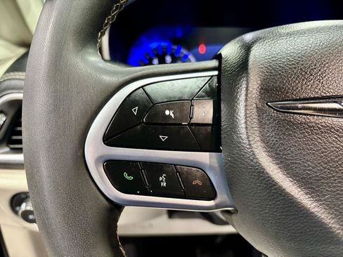 Used 2022 Chrysler Pacifica Limited image 24