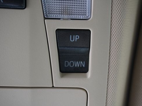 Used 2013 Toyota Avalon Limited w/ Technology Pkg FWD image 27