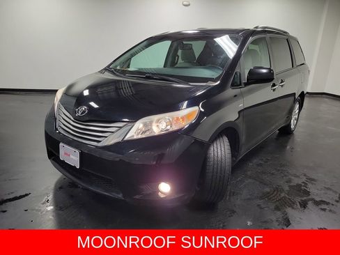 Used 2017 Toyota Sienna XLE Premium image 4