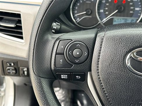 Used 2016 Toyota Corolla LE image 19