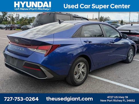Used 2024 Hyundai Elantra SE FWD image 2