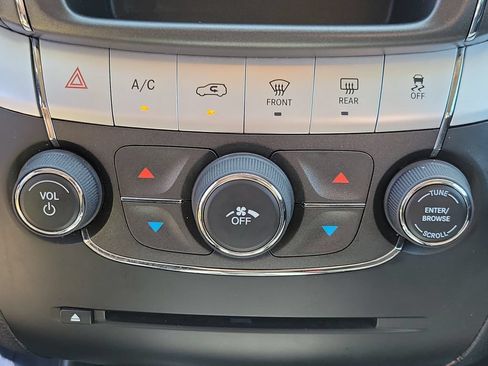 Used 2018 Dodge Journey SE FWD image 25