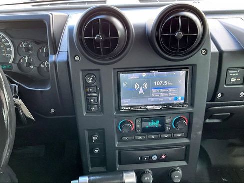 Used 2005 HUMMER H2 SUT w/ Preferred Equipment Group AWD/4WD image 30