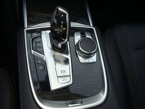 Used 2018 BMW 740i image 11