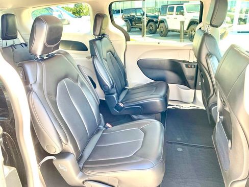 Used 2024 Chrysler Pacifica Touring-L FWD image 23