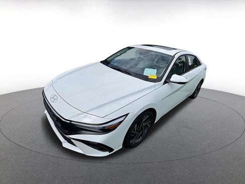 Used 2025 Hyundai Elantra Limited FWD image 3