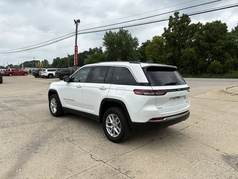 Used 2023 Jeep Grand Cherokee Laredo w/ Luxury Tech Group I AWD/4WD image 6