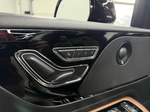 Used 2023 Lincoln Aviator Reserve w/ Jet Appearance Package AWD/4WD image 10