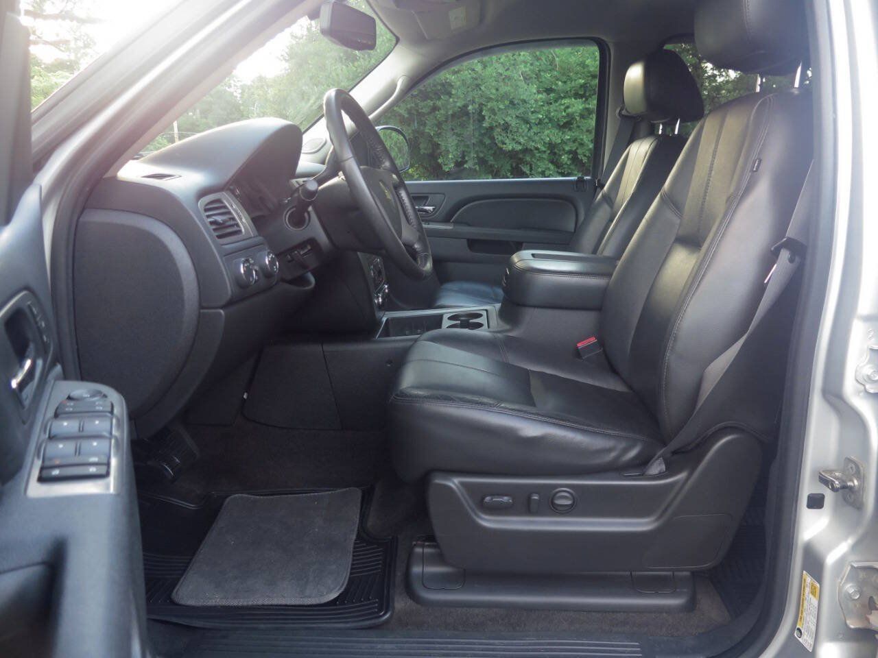 Used 2011 Chevrolet Avalanche LT w/ Luxury Package AWD/4WD image 13