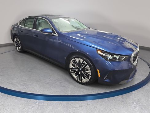 New 2026 BMW i5 eDrive40 w/ Premium Package image 3