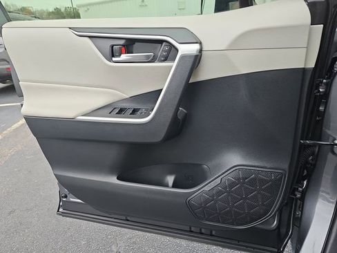 Used 2021 Toyota RAV4 XLE Premium image 30