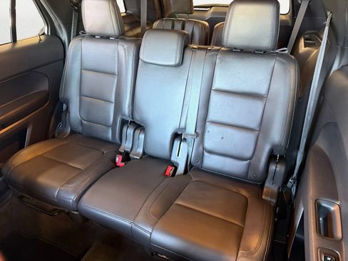 Used 2015 Ford Explorer XLT w/ Equipment Group 202B FWD image 9