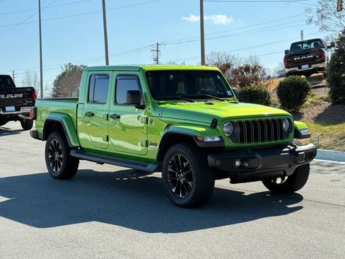 Used 2025 Jeep Gladiator Sport image 7