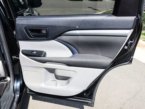 Used 2014 Toyota Highlander LE image 47
