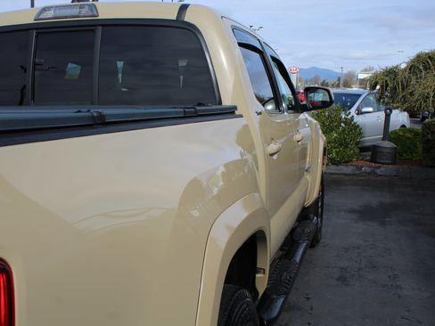 Used 2016 Toyota Tacoma SR5 w/ SR5 Appearance Package (SN) image 20