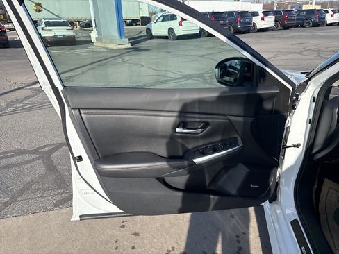 Used 2021 Nissan Sentra SR w/ SR Premium Package image 17