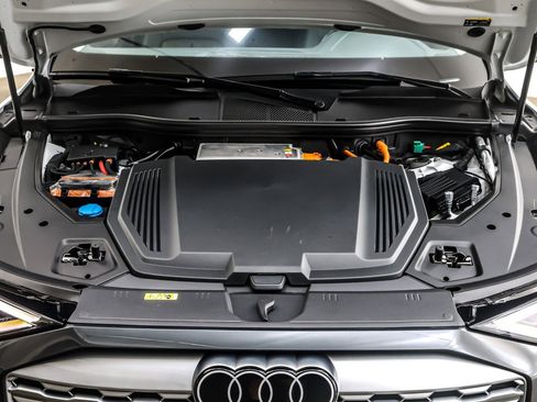 Used 2024 Audi Q8 e-tron Premium Plus w/ Premium Plus Package image 11